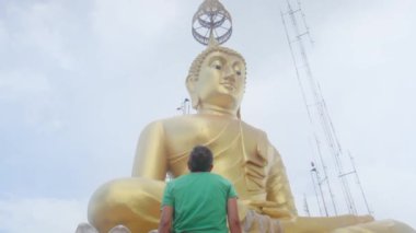 Güneydoğu Asya tapınağında 40 yaşında bir kadın.