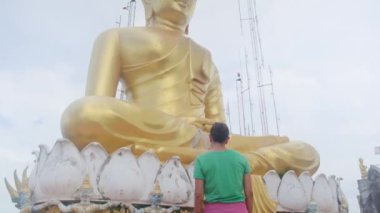 Güneydoğu Asya tapınağında 40 yaşında bir kadın.