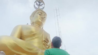 Güneydoğu Asya tapınağında 40 yaşında bir kadın.