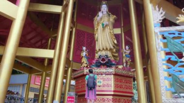 Güneydoğu Asya tapınağında 40 yaşında bir kadın.