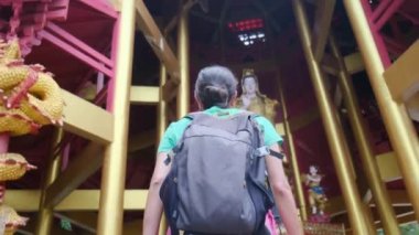 Güneydoğu Asya tapınağında 40 yaşında bir kadın.