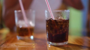 Güzel bir bardak buz gibi kola. Lokantada tatlı bir içki, kokteyl barı, fast food. Buzlu ve samanlı soğuk soda.