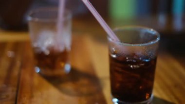 Güzel bir bardak buz gibi kola. Lokantada tatlı bir içki, kokteyl barı, fast food. Buzlu ve samanlı soğuk soda.