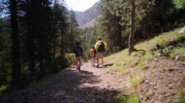 Bekar bir anne, Ulusal Park 'ta 5 ve 8 yaşındaki çocuklarıyla doğa gezisinin tadını çıkarıyor..