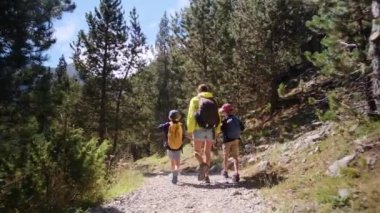 Bekar bir anne, Ulusal Park 'ta 5 ve 8 yaşındaki çocuklarıyla doğa gezisinin tadını çıkarıyor..