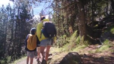 Bekar bir anne, Ulusal Park 'ta 5 ve 8 yaşındaki çocuklarıyla doğa gezisinin tadını çıkarıyor..