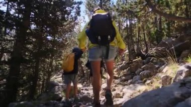 Bekar bir anne, Ulusal Park 'ta 5 ve 8 yaşındaki çocuklarıyla doğa gezisinin tadını çıkarıyor..