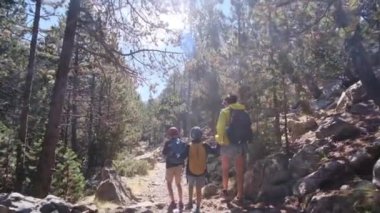 Bekar bir anne, Ulusal Park 'ta 5 ve 8 yaşındaki çocuklarıyla doğa gezisinin tadını çıkarıyor..