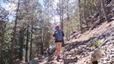 7 yaşındaki bir çocuk yaz boyunca ulusal parkta yürür.