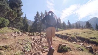 7 yaşındaki bir çocuk yaz boyunca ulusal parkta yürür.