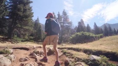 7 yaşındaki bir çocuk yaz boyunca ulusal parkta yürür.