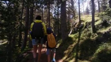 Bekar bir anne, Ulusal Park 'ta 5 ve 8 yaşındaki çocuklarıyla doğa gezisinin tadını çıkarıyor..