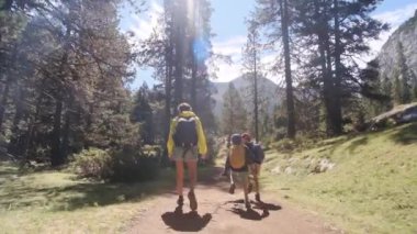 Bekar bir anne, Ulusal Park 'ta 5 ve 8 yaşındaki çocuklarıyla doğa gezisinin tadını çıkarıyor..