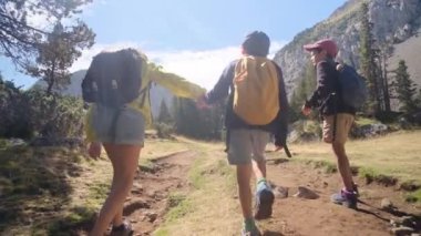 Bekar bir anne, Ulusal Park 'ta 5 ve 8 yaşındaki çocuklarıyla doğa gezisinin tadını çıkarıyor..