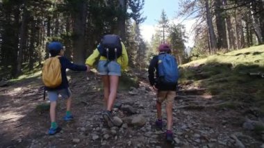 Bekar bir anne, Ulusal Park 'ta 5 ve 8 yaşındaki çocuklarıyla doğa gezisinin tadını çıkarıyor..