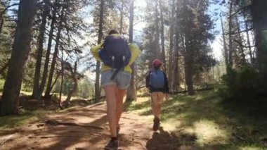 Bekar bir anne, Ulusal Park 'ta 5 ve 8 yaşındaki çocuklarıyla doğa gezisinin tadını çıkarıyor..