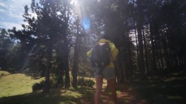 Kadın, doğa özgürlüğü, kırsal yürüyüş macerası ve sürdürülebilir seyahat için dağda yürüyüş ve sırt çantasıyla geziyor. Dağda tek başına yürüyen bir kadın gezgin.