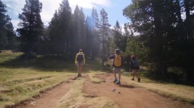 Bekar bir anne, Ulusal Park 'ta 5 ve 8 yaşındaki çocuklarıyla doğa gezisinin tadını çıkarıyor..