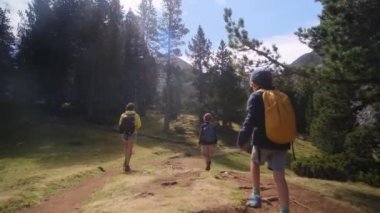 Bekar bir anne, Ulusal Park 'ta 5 ve 8 yaşındaki çocuklarıyla doğa gezisinin tadını çıkarıyor..
