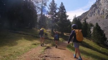 Bekar bir anne, Ulusal Park 'ta 5 ve 8 yaşındaki çocuklarıyla doğa gezisinin tadını çıkarıyor..