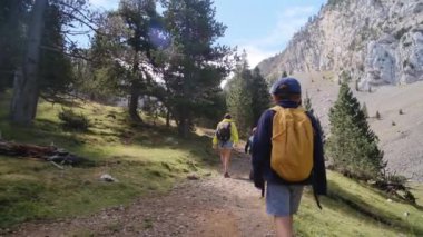 Bekar bir anne, Ulusal Park 'ta 5 ve 8 yaşındaki çocuklarıyla doğa gezisinin tadını çıkarıyor..