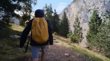 Bekar bir anne, Ulusal Park 'ta 5 ve 8 yaşındaki çocuklarıyla doğa gezisinin tadını çıkarıyor..