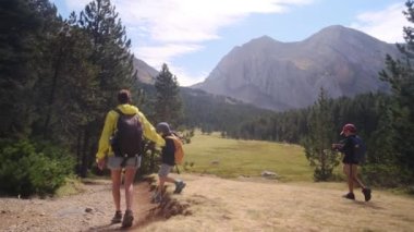 Bekar bir anne, Ulusal Park 'ta 5 ve 8 yaşındaki çocuklarıyla doğa gezisinin tadını çıkarıyor..