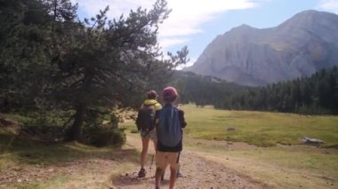 Bekar bir anne, Ulusal Park 'ta 5 ve 8 yaşındaki çocuklarıyla doğa gezisinin tadını çıkarıyor..