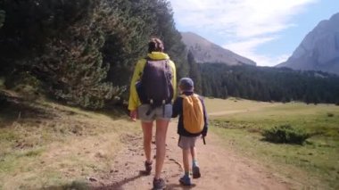 Bekar bir anne, Ulusal Park 'ta 5 ve 8 yaşındaki çocuklarıyla doğa gezisinin tadını çıkarıyor..