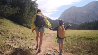 Bekar bir anne, Ulusal Park 'ta 5 ve 8 yaşındaki çocuklarıyla doğa gezisinin tadını çıkarıyor..