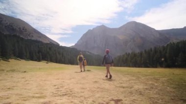 Bekar bir anne, Ulusal Park 'ta 5 ve 8 yaşındaki çocuklarıyla doğa gezisinin tadını çıkarıyor..