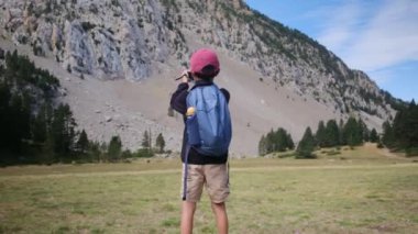 7 yaşındaki bir çocuk yaz boyunca ulusal parkta yürür.