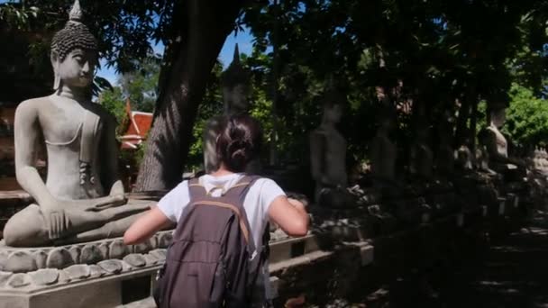 Mujer Con Mochila Caminando Través Del Templo Del Sudeste Asiático — Vídeo de stock