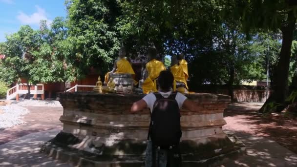 Mujer Con Mochila Caminando Través Del Templo Del Sudeste Asiático — Vídeos de Stock