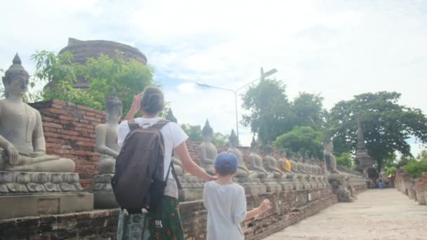 Mujer Años Con Hijo Caminando Por Templo Del Sudeste Asiático — Vídeo de stock