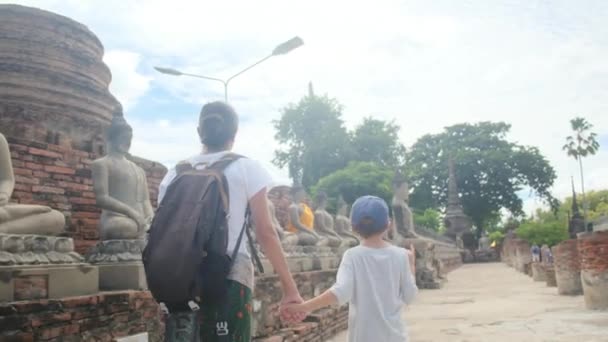 Tahun Wanita Dengan Anaknya Berjalan Melalui Kuil Asia Tenggara — Stok Video