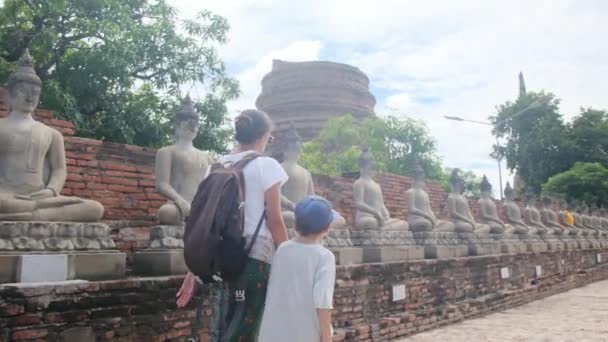 Kobieta Dziećmi Chodzącymi Azji Południowo Wschodniej Dziedzictwo Poprzez Jego Świątyni — Wideo stockowe