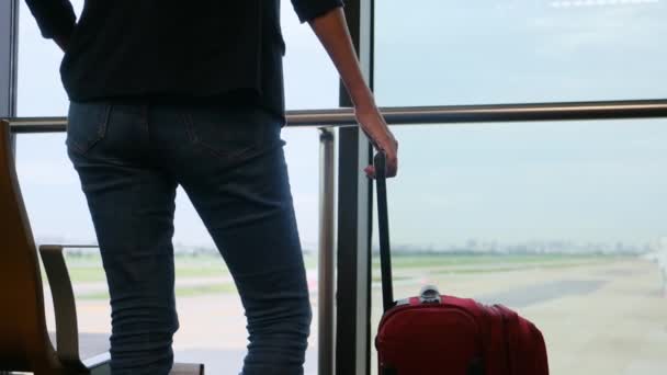 Viajante Solo Espera Com Sua Mala Pela Janela Aeroporto Olhando — Vídeo de Stock