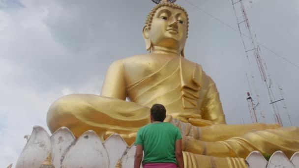 東南アジアの寺院で40歳の女性 — ストック動画