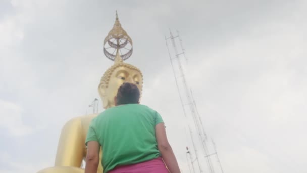 Mujer Años Templo Del Sudeste Asiático — Vídeo de stock