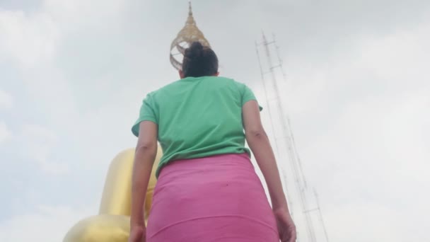 Jarige Vrouw Zuidoost Aziatische Tempel — Stockvideo