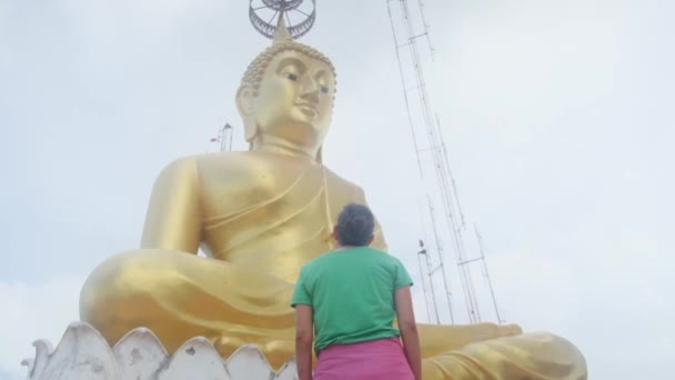 Jährige Frau Südostasiatischem Tempel — Stockvideo