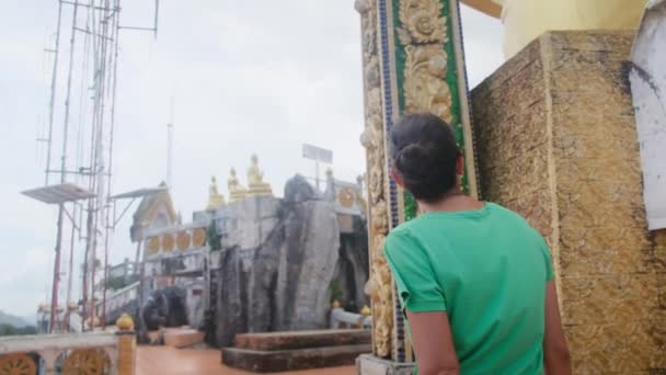 在东南亚庙宇的40岁妇女 — 图库视频影像