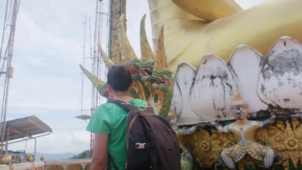 東南アジアの寺院で40歳の女性 — ストック動画