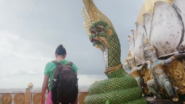 Güneydoğu Asya Tapınağında Yaşında Bir Kadın — Stok video