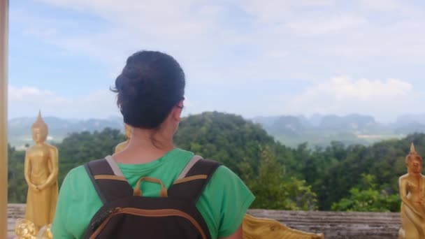 동남아시아 사원에서 — 비디오