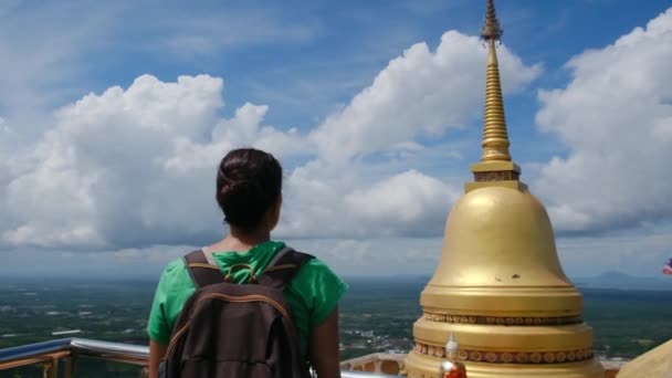 Jarige Vrouw Zuidoost Aziatische Tempel — Stockvideo