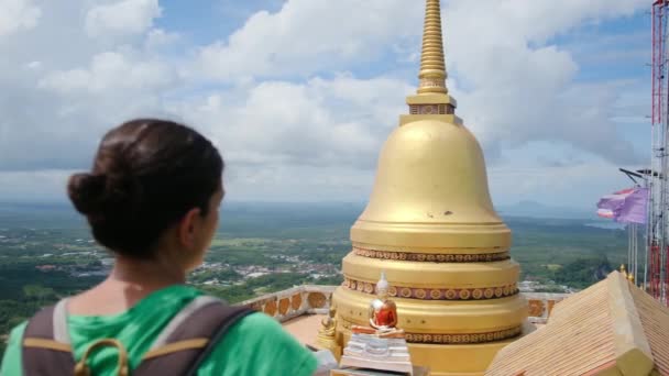 Річна Жінка Храмі Південно Східної Азії — стокове відео