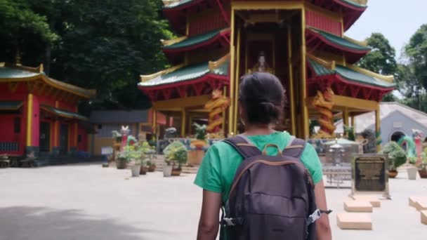 Річна Жінка Храмі Південно Східної Азії — стокове відео