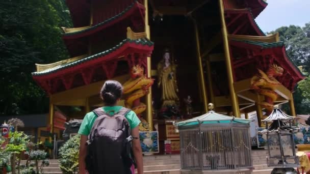 40Χρονη Γυναίκα Στο Ναό Της Νοτιοανατολικής Ασίας — Αρχείο Βίντεο
